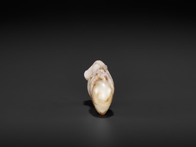 Lot 95 - A CELADON AND RUSSET JADE ‘DOUBLE PEACH’ PENDANT, MING DYNASTY