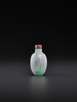 Lot 297 - A LAVENDER AND EMERALD-GREEN JADEITE SNUFF BOTTLE, QING DYNASTY