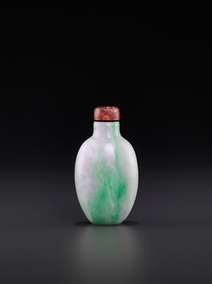 Lot 297 - A LAVENDER AND EMERALD-GREEN JADEITE SNUFF BOTTLE, QING DYNASTY