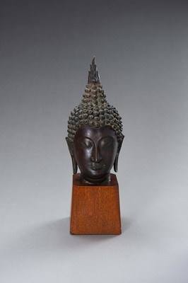Lot 1328 - A SUKHOTAI STYLE BRONZE HEAD OF A BUDDHA