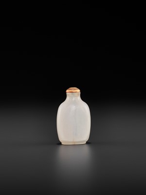 Lot 306 - A SILHOUETTE AGATE ‘MONKEY AND PEACH’ SNUFF BOTTLE, QING DYNASTY