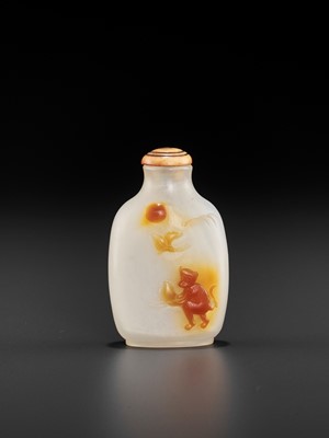 Lot 306 - A SILHOUETTE AGATE ‘MONKEY AND PEACH’ SNUFF BOTTLE, QING DYNASTY