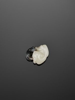 Lot 98 - A WHITE AND GRAY JADE ‘TWO CATS’ PENDANT, QING DYNASTY