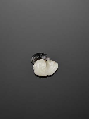 Lot 98 - A WHITE AND GRAY JADE ‘TWO CATS’ PENDANT, QING DYNASTY