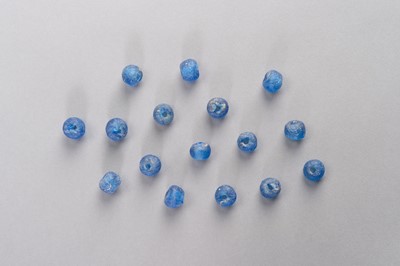 Lot 141 - A LOT OF SIXTEEN ANCIENT GLASS BEADS