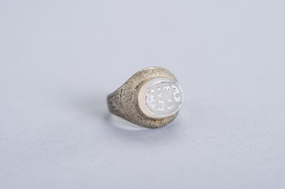 Lot 581 - AN OLD AGATE INTAGLIO SEAL IN RING SETTING