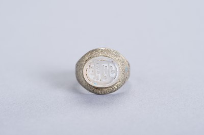 Lot 581 - AN OLD AGATE INTAGLIO SEAL IN RING SETTING