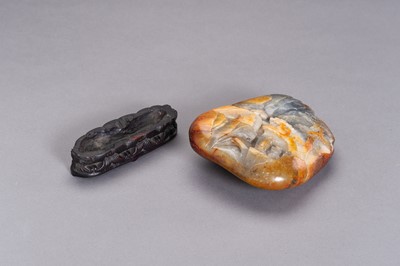 Lot 281 - A GRAY AND RUSSET JADE BOULDER WITH IMMORTALS, LATE QING TO REPUBLIC
