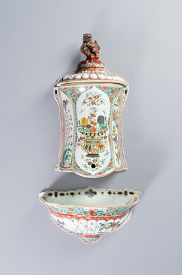 Lot 379 - A FAMILLE ROSE PORCELAIN CISTERN WITH COVER AND BASIN