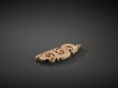 Lot 831 - A SMALL JADE PENDANT DEPICTING A COILED DRAGON, EASTERN ZHOU