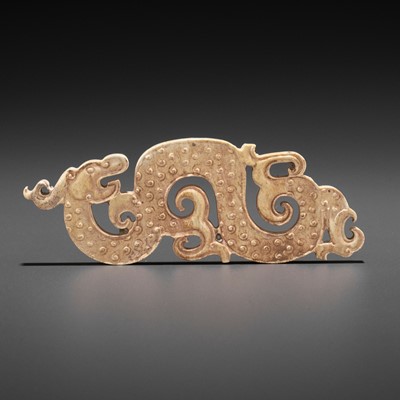 Lot 831 - A SMALL JADE PENDANT DEPICTING A COILED DRAGON, EASTERN ZHOU