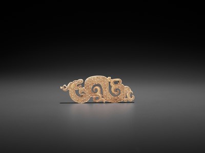 Lot 831 - A SMALL JADE PENDANT DEPICTING A COILED DRAGON, EASTERN ZHOU