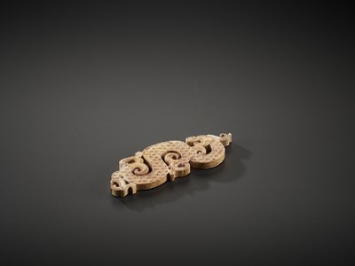 Lot 831 - A SMALL JADE PENDANT DEPICTING A COILED DRAGON, EASTERN ZHOU