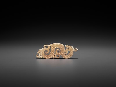 Lot 831 - A SMALL JADE PENDANT DEPICTING A COILED DRAGON, EASTERN ZHOU