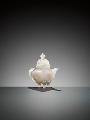 Lot 32 - A MUGHAL-STYLE AGATE EWER AND COVER, LATE QING TO REPUBLIC