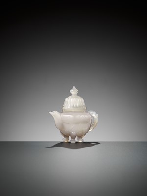 Lot 32 - A MUGHAL-STYLE AGATE EWER AND COVER, LATE QING TO REPUBLIC