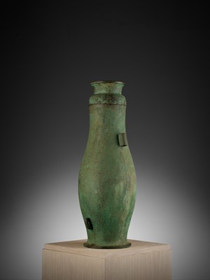 Lot 325 - A TALL AND HEAVY BRONZE JAR AND COVER, LATE EASTERN ZHOU TO HAN DYNASTY