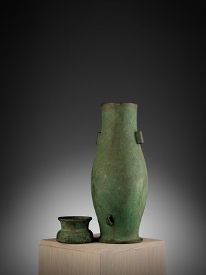 Lot 325 - A TALL AND HEAVY BRONZE JAR AND COVER, LATE EASTERN ZHOU TO HAN DYNASTY