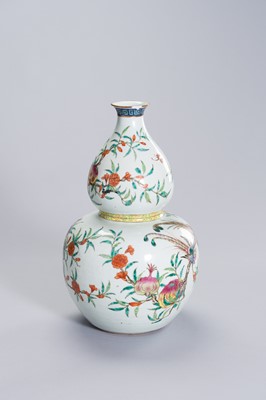 Lot 412 - A FAMILLE ROSE DOUBLE GOURD PORCELAIN VASE WITH A RIBBON