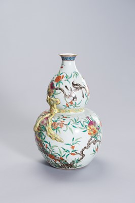 Lot 412 - A FAMILLE ROSE DOUBLE GOURD PORCELAIN VASE WITH A RIBBON
