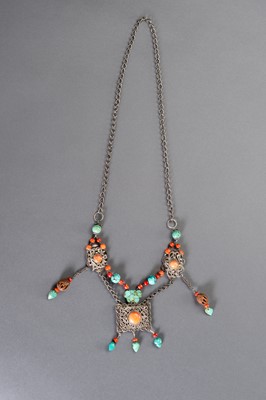 Lot 107 - A TIBETAN CHINESE NECKLACE