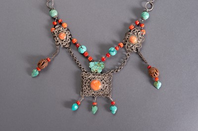 Lot 107 - A TIBETAN CHINESE NECKLACE