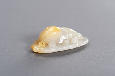 Lot 180 - A CELADON AND YELLOW JADE ‘CAT ON LEAF’ PENDANT, LATE QING TO REPUBLIC