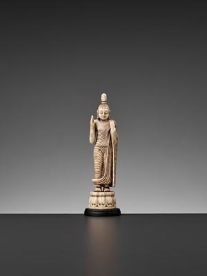 Lot 581 - A SMALL IVORY FIGURE OF BUDDHA, 18TH-19TH CENTURY