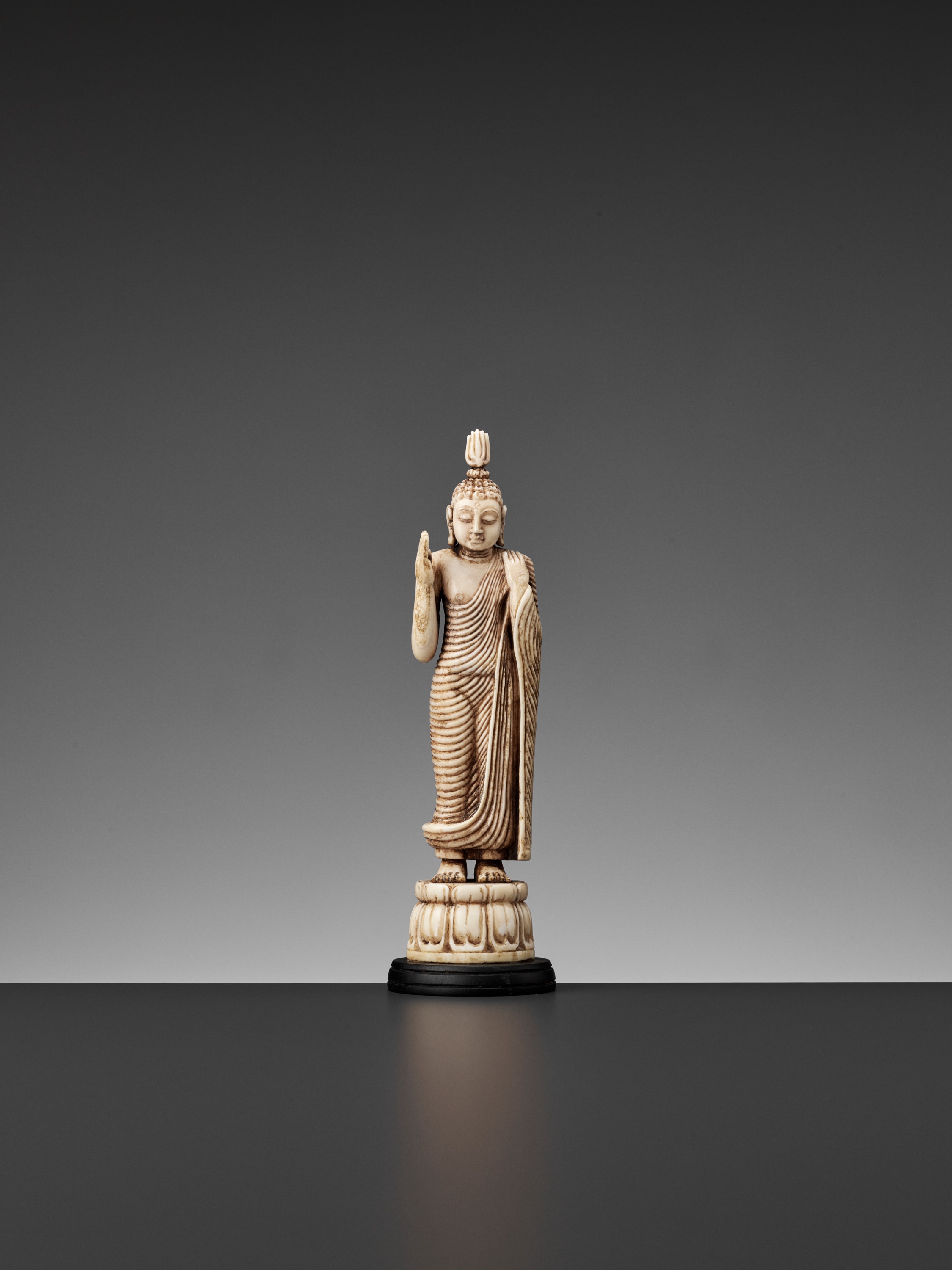 Lot 581 - A SMALL IVORY FIGURE OF BUDDHA, 18TH-19TH