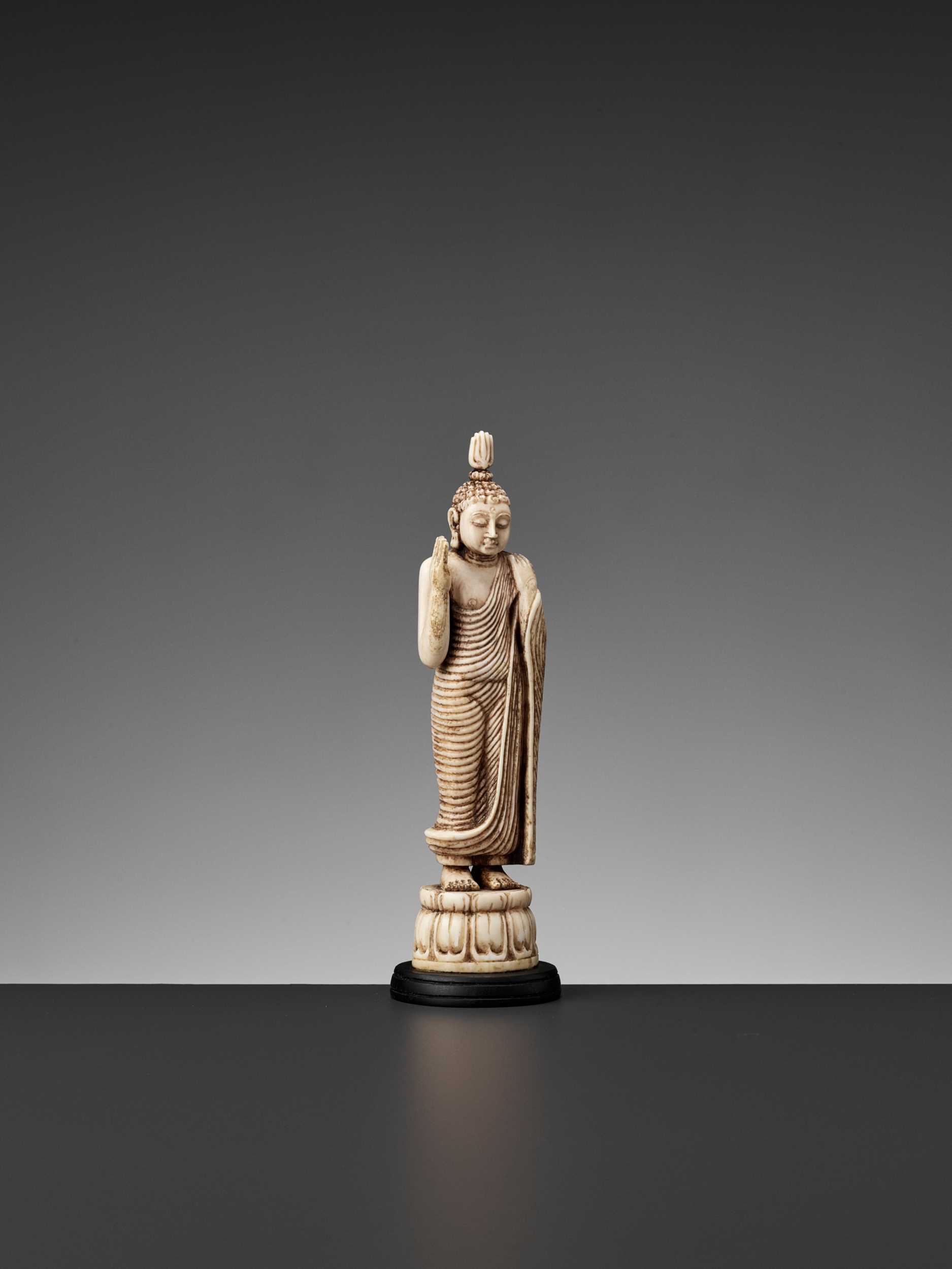 Lot 581 - A SMALL IVORY FIGURE OF BUDDHA, 18TH-19TH