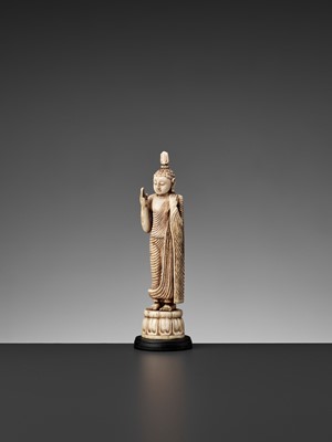 Lot 581 - A SMALL IVORY FIGURE OF BUDDHA, 18TH-19TH CENTURY