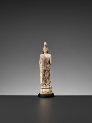 Lot 581 - A SMALL IVORY FIGURE OF BUDDHA, 18TH-19TH CENTURY