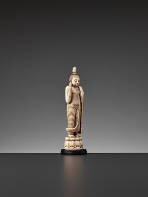 Lot 581 - A SMALL IVORY FIGURE OF BUDDHA, 18TH-19TH CENTURY