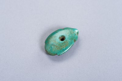 Lot 228 - A TURQUOISE PENDANT OF A BIRD