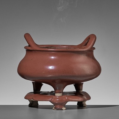 A RARE IRON-RUST GLAZED TRIPOD CENSER WITH MATCHING STAND, MID-QING