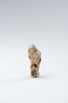 Lot 415 - AN EARLY AND POWERFUL STAG ANTLER NETSUKE OF GAMA SENNIN WITH TOAD
