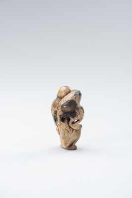Lot 415 - AN EARLY AND POWERFUL STAG ANTLER NETSUKE OF GAMA SENNIN WITH TOAD