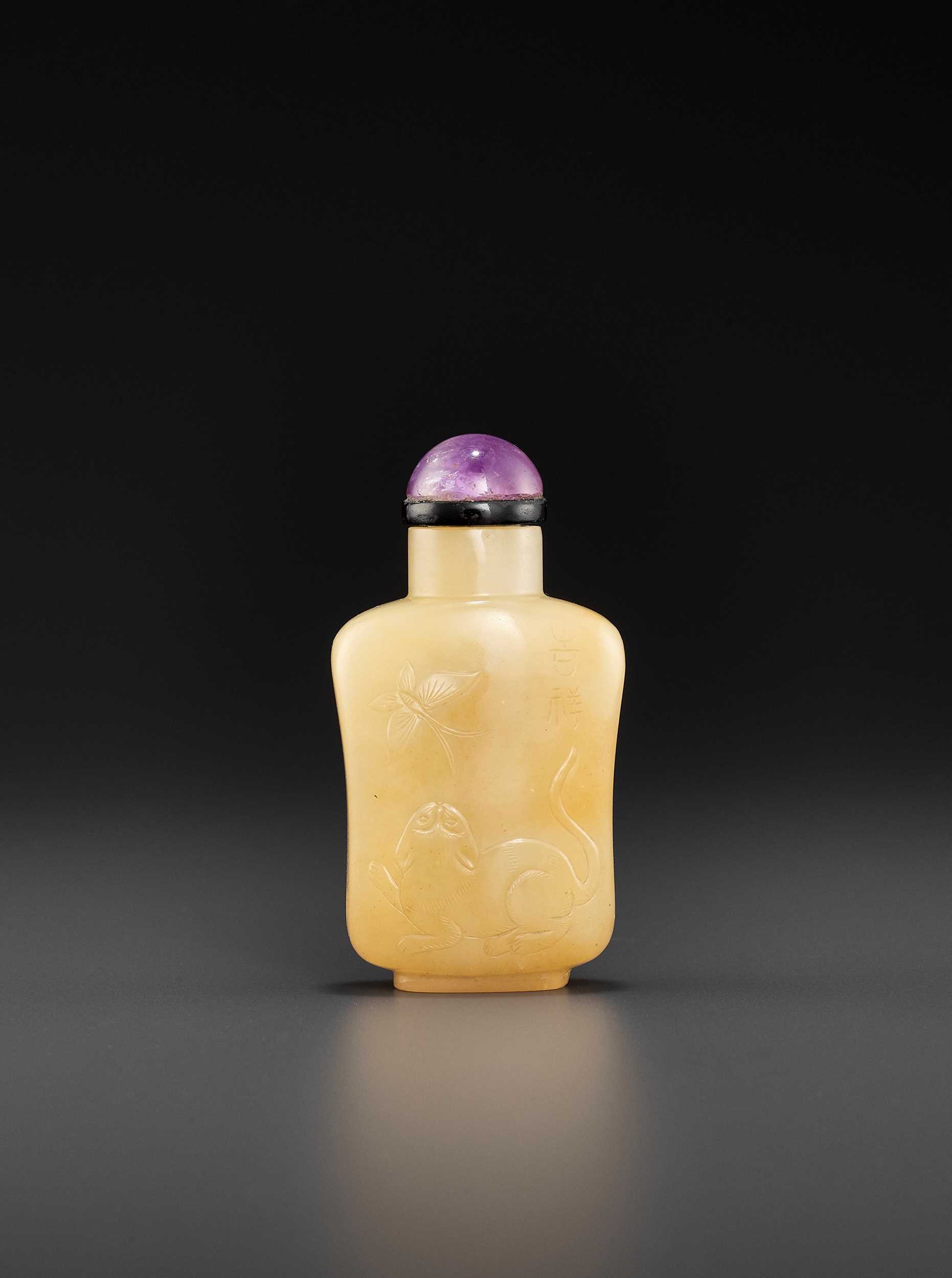 Lot 296 - A YELLOW JADEITE ‘CAT AND BUTTERFLY’ SNUFF BOTTLE, QING DYNASTY
