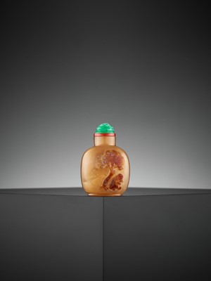 Lot 307 - A SHADOW AGATE ‘MONKEY AND BUTTERFLY’ SNUFF BOTTLE, QING DYNASTY