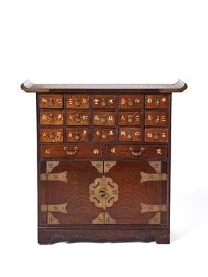 Lot 588 - A SMALL AND RARE KOREAN PHARMACY CHEST, LATE 19TH CENTURY