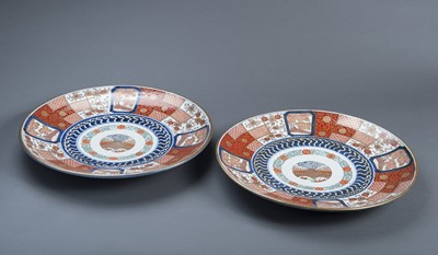 Lot 1113 - A PAIR OF IMARI-PLATES WITH BROCADE ORNAMENT