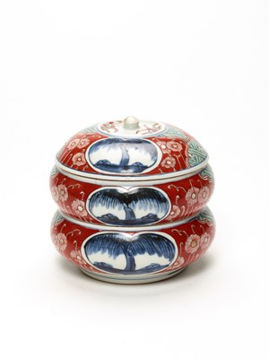 Lot 1114 - A FINELY PAINTED IMARI THREE-CASE BOX WITH COVER