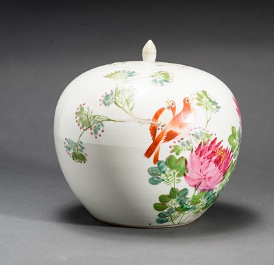 Lot 351 - A LIDDED VESSEL WITH BLOSSOMS AND BIRDS
