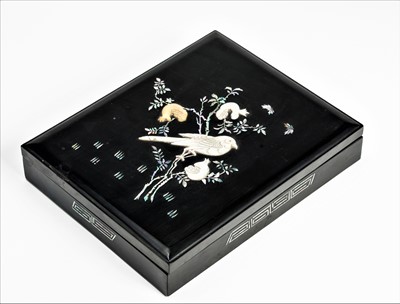 Lot 205 - A LACQUERED AND INLAID TRAY WITH BIRDS AND FLOWERS