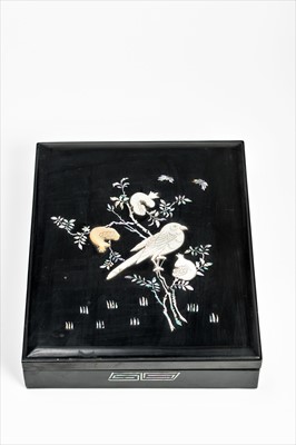 Lot 205 - A LACQUERED AND INLAID TRAY WITH BIRDS AND FLOWERS