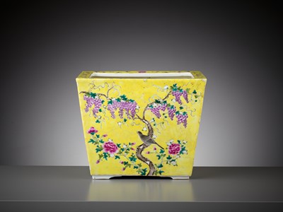 Lot 821 - A DAYAZHAI-STYLE FAMILLE ROSE JARDINIÉRE, LATE QING DYNASTY