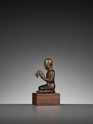 Lot 572 - A SMALL BRONZE OF A WORSHIPPER, SHAN STATE