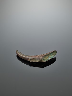 Lot 328 - A GOLD-INLAID BRONZE FINGERNAIL GUARD, WARRING STATES TO WESTERN HAN