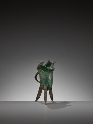 Lot 322 - AN INSCRIBED BRONZE RITUAL WINE VESSEL, JUE, SHANG DYNASTY