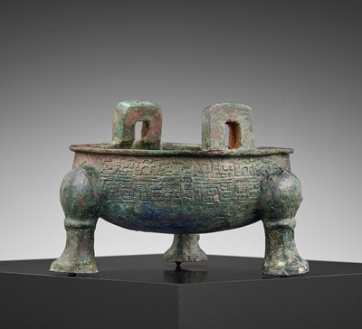 Lot 329 - A BRONZE SHALLOW TRIPOD VESSEL, DING, EARLY SPRING AND AUTUMN PERIOD